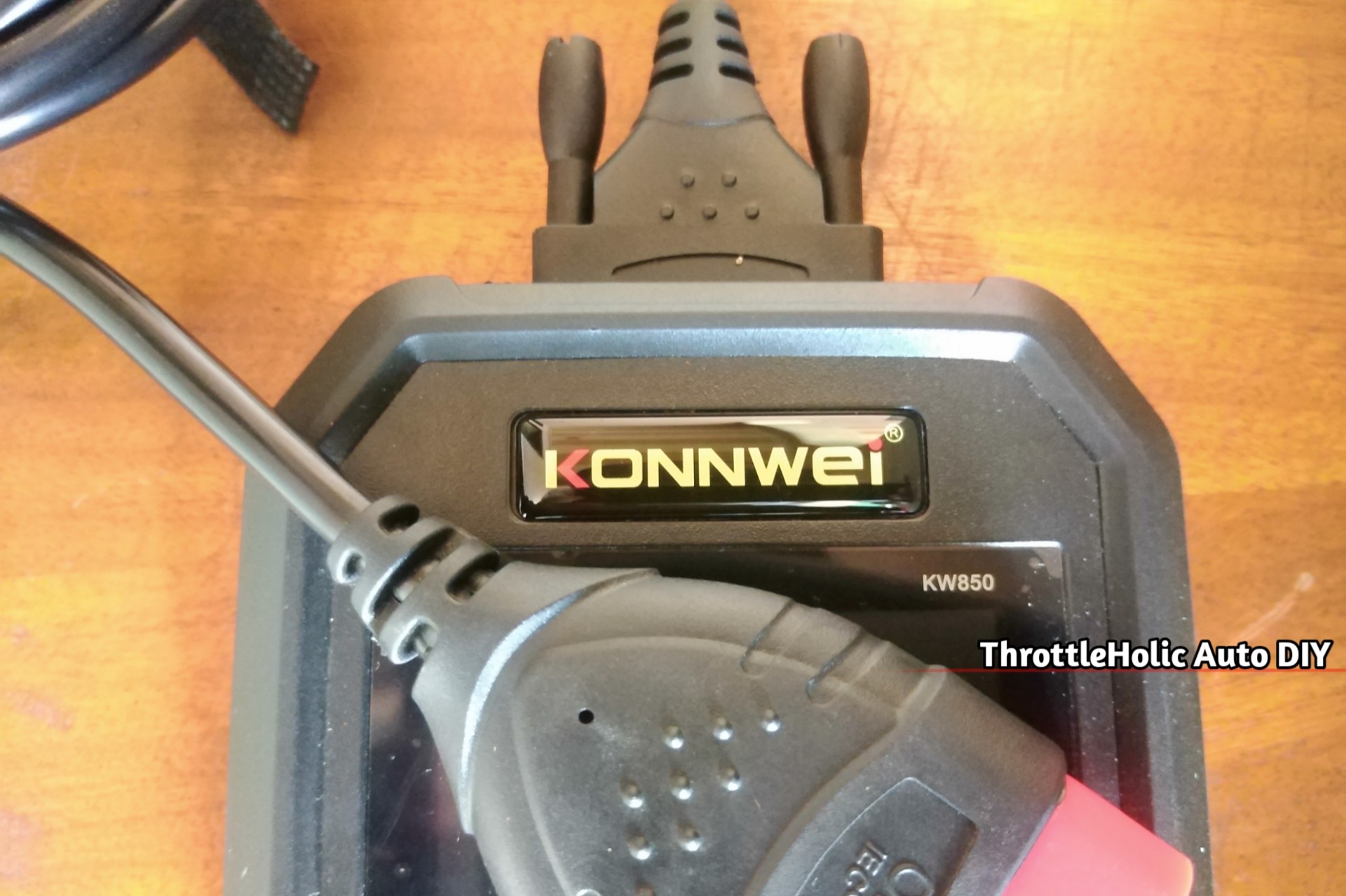 Konnwei KW850 OBD2 Scanner in Hand